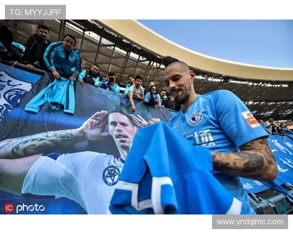 暖心,弗里克下车到公交车站为球迷签名,以免他们被淋雨 暖心,弗里克下车到公交车站为球迷签名,以免他们被淋雨